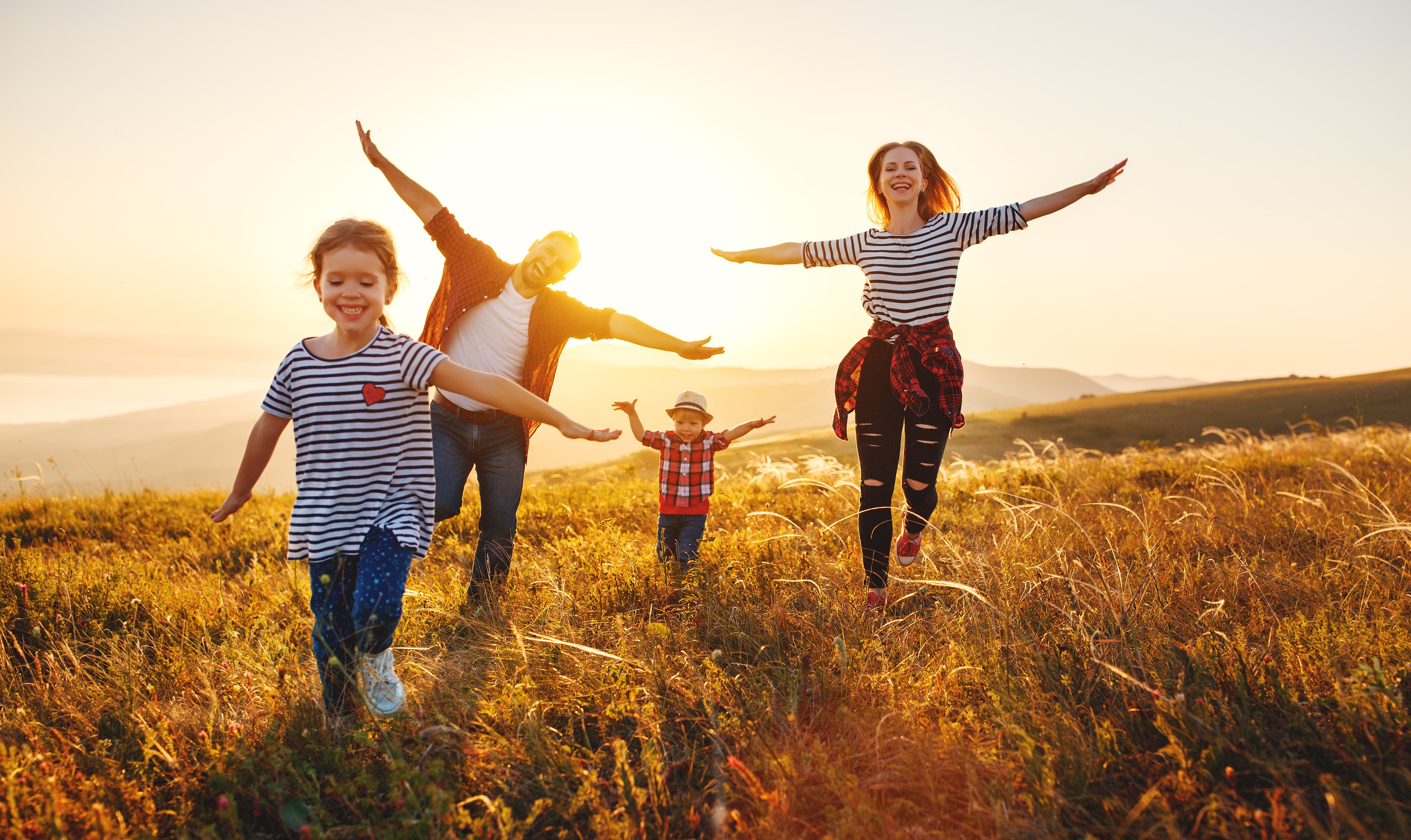 Familie rennend door een veld