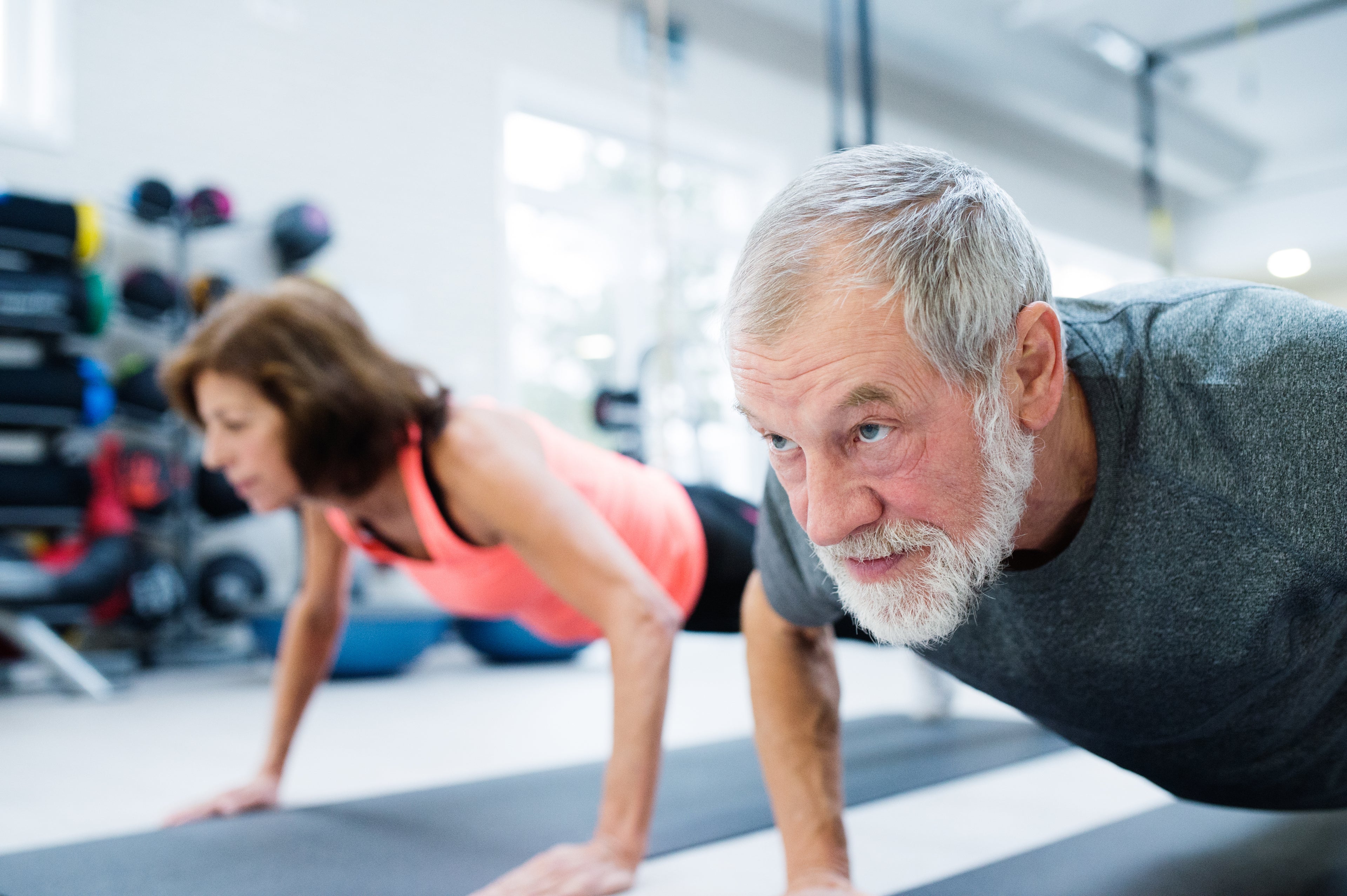 Man en vrouw aan het sporten
